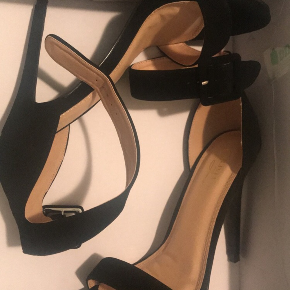 Heels - Picture 2 of 3